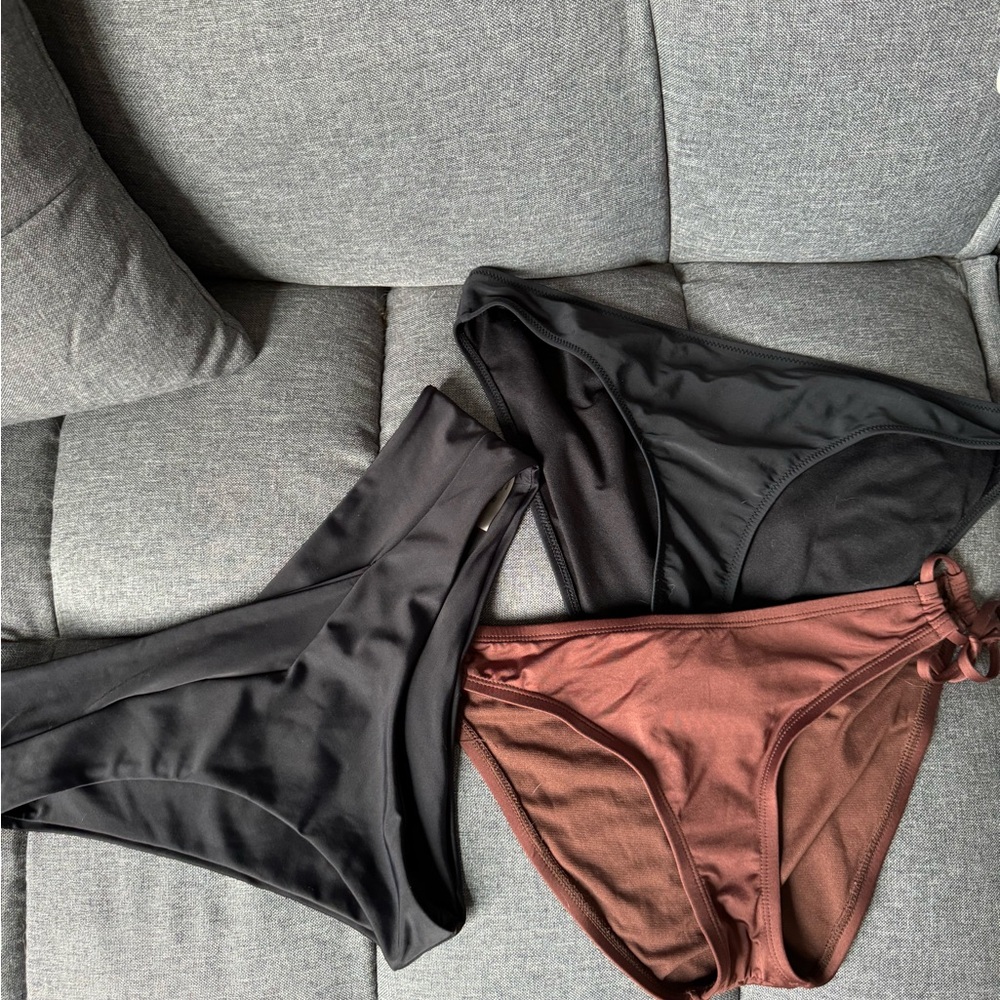 Set of 3 bikini bottoms - Size Medium!